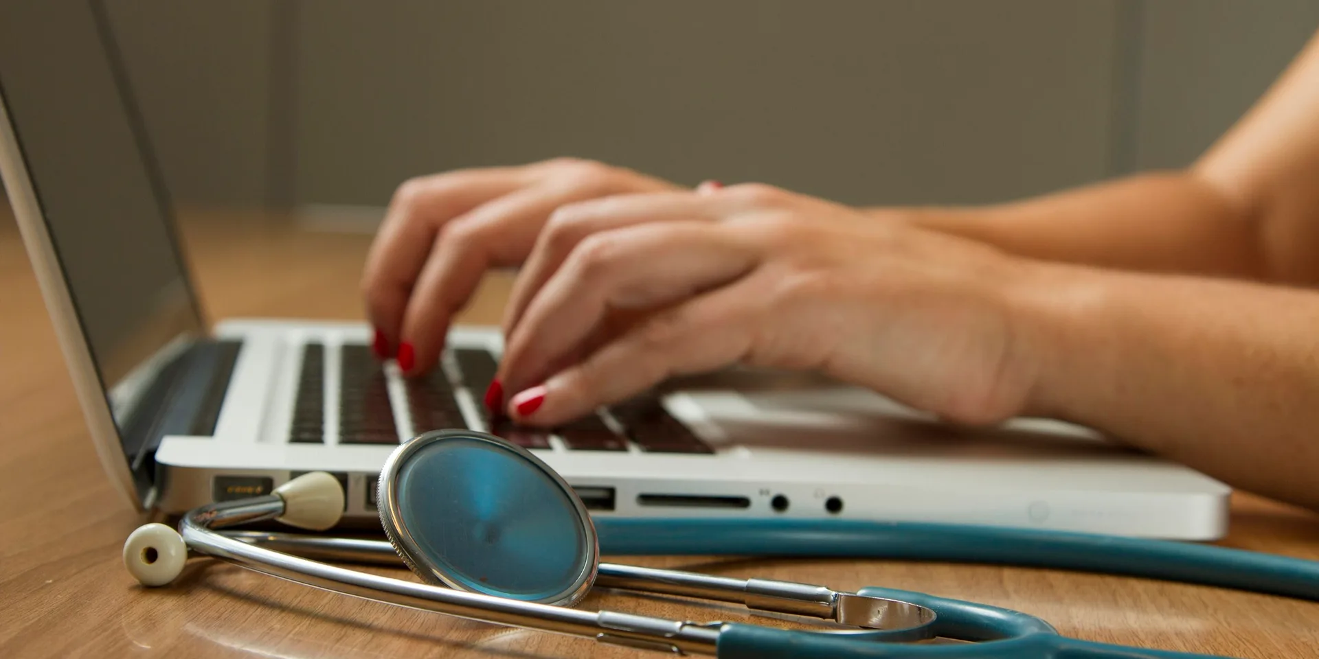 Stethoscope and clinical workstation introducing medical travel experiences